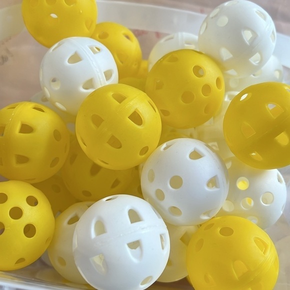 Golfer’s Lot: Brookstone Automatic Putting Cup, Practice Balls, Funny Golf Towel - Picture 4 of 9